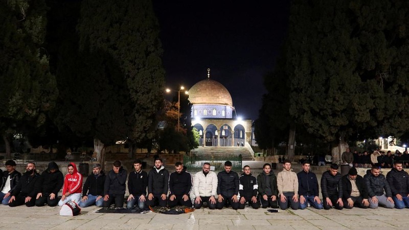 Para jamaah Muslim di kompleks Al-Aqsa, yang juga dikenal oleh orang Yahudi sebagai Bukit Bait Suci, di Yerusalem, Kamis (9/4/2026). (REUTERS/Sinan Abu Mayzer)