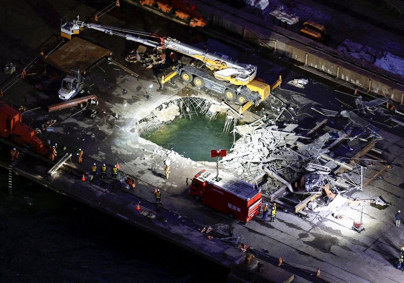Tiga orang mengalami luka kritis dan satu orang masih hilang setelah perancah runtuh di lokasi konstruksi pabrik baja JFE Steel di Kota Kawasaki, Jepang timur,  pada Selasa (7/4/2026). (Tangkapan Layar Video Reuters/NIPPON TV / JAPAN)