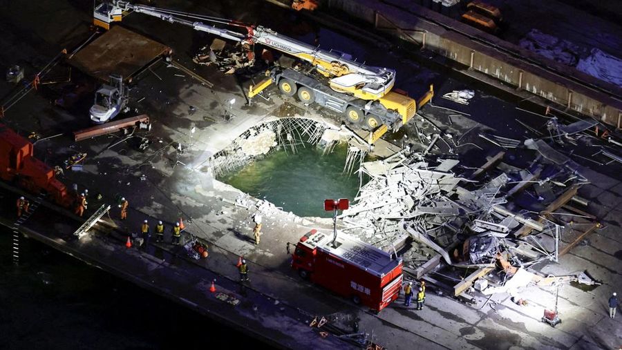 Tiga orang mengalami luka kritis dan satu orang masih hilang setelah perancah runtuh di lokasi konstruksi pabrik baja JFE Steel di Kota Kawasaki, Jepang timur,  pada Selasa (7/4/2026). (Tangkapan Layar Video Reuters/NIPPON TV / JAPAN)