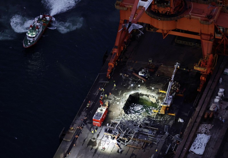 Tiga orang mengalami luka kritis dan satu orang masih hilang setelah perancah runtuh di lokasi konstruksi pabrik baja JFE Steel di Kota Kawasaki, Jepang timur,  pada Selasa (7/4/2026). (Tangkapan Layar Video Reuters/NIPPON TV / JAPAN)