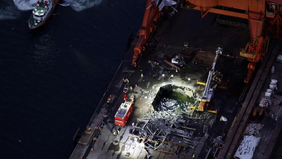 Tiga orang mengalami luka kritis dan satu orang masih hilang setelah perancah runtuh di lokasi konstruksi pabrik baja JFE Steel di Kota Kawasaki, Jepang timur,  pada Selasa (7/4/2026). (Tangkapan Layar Video Reuters/NIPPON TV / JAPAN)