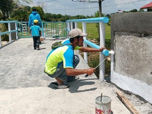 Polda Riau dan Masyarakat Gotong Royong Bangun Jembatan di Sungai Mandau