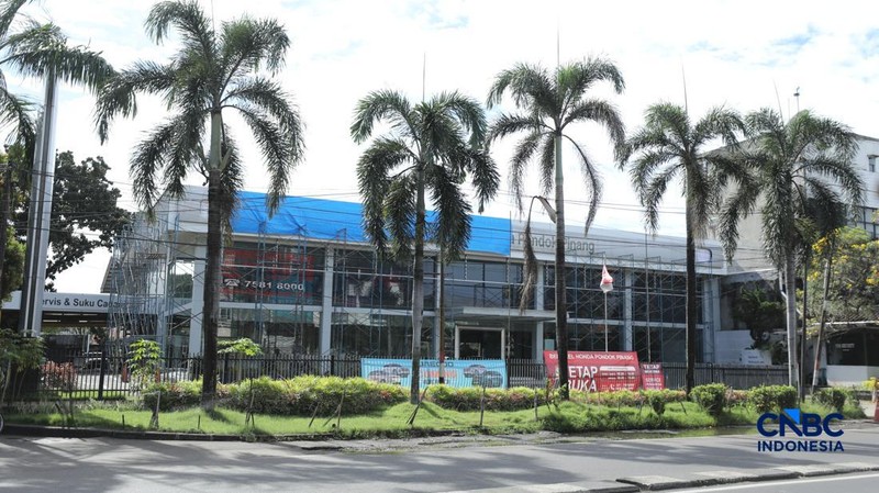 Persaingan industri otomotif yang semakin keras di pasar Indonesia, salah satu diler PT Honda Prospcet Motor (HPM) harus menutup gerai mereka di kawasan Pondok Pinang, Kebayoran Lama, Jakarta Selatan, Kamis (9/4/2026). (CNBC Indonesia/Tri Susilo)