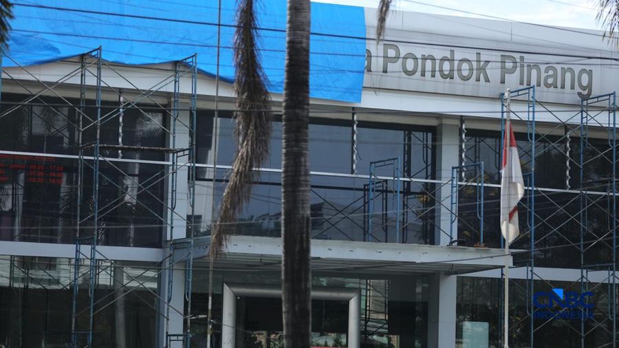 Persaingan industri otomotif yang semakin keras di pasar Indonesia, salah satu diler PT Honda Prospcet Motor (HPM) harus menutup gerai mereka di kawasan Pondok Pinang, Kebayoran Lama, Jakarta Selatan, Kamis (9/4/2026). (CNBC Indonesia/Tri Susilo)