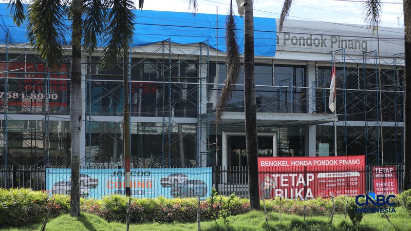 Persaingan industri otomotif yang semakin keras di pasar Indonesia, salah satu diler PT Honda Prospcet Motor (HPM) harus menutup gerai mereka di kawasan Pondok Pinang, Kebayoran Lama, Jakarta Selatan, Kamis (9/4/2026). (CNBC Indonesia/Tri Susilo)
