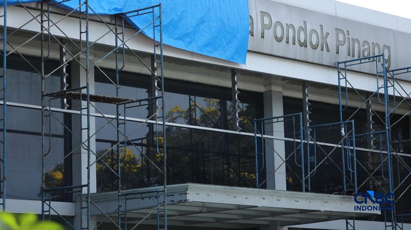 Persaingan industri otomotif yang semakin keras di pasar Indonesia, salah satu diler PT Honda Prospcet Motor (HPM) harus menutup gerai mereka di kawasan Pondok Pinang, Kebayoran Lama, Jakarta Selatan, Kamis (9/4/2026). (CNBC Indonesia/Tri Susilo)