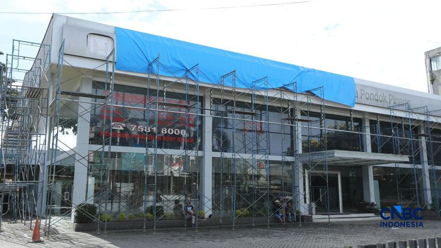 Persaingan industri otomotif yang semakin keras di pasar Indonesia, salah satu diler PT Honda Prospcet Motor (HPM) harus menutup gerai mereka di kawasan Pondok Pinang, Kebayoran Lama, Jakarta Selatan, Kamis (9/4/2026). (CNBC Indonesia/Tri Susilo)