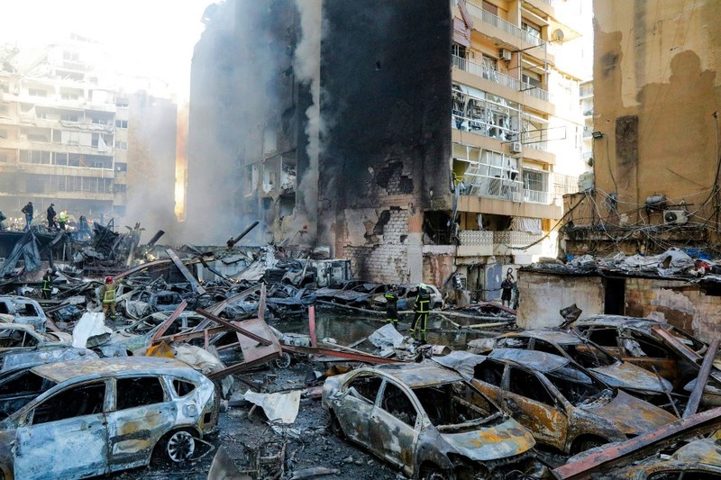 Petugas pemadam kebakaran berupaya memadamkan api setelah serangan Israel di lingkungan Corniche al-Mazraa di Beirut pada 8 April 2026. (Photo by Ibrahim AMRO / AFP)