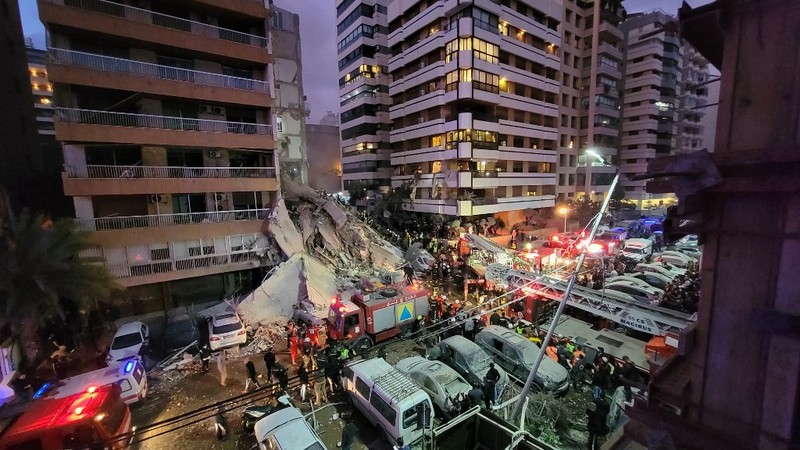 Petugas pemadam kebakaran berupaya memadamkan api setelah serangan Israel di lingkungan Corniche al-Mazraa di Beirut pada 8 April 2026. (Photo by Ibrahim AMRO / AFP)