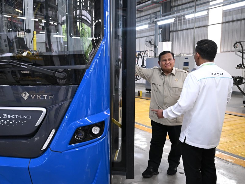 Presiden Prabowo Subianto meresmikan fasilitas perakitan kendaraan komersial listrik milik PT VKTR Sakti Industries di Kabupaten Magelang, Provinsi Jawa Tengah, Kamis, (9/4/2026). (Dok. Sekretariat Presiden)