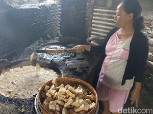 Produsen Tahu Goreng di Kota Blitar Keluhkan Mahalnya Minyak-Plastik