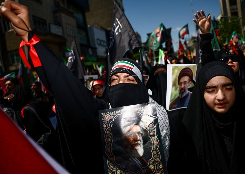 Rakyat Iran menghadiri upacara peringatan 40 hari sejak mendiang Pemimpin Tertinggi Iran, Ayatollah Ali Khamenei, tewas dalam serangan Israel dan AS, di Teheran, Iran, Kamis (9/4/20926). (Majid Asgaripour/WANA via REUTERS)
