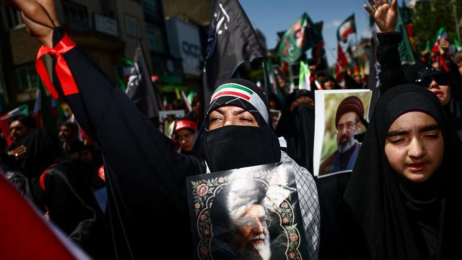 Rakyat Iran menghadiri upacara peringatan 40 hari sejak mendiang Pemimpin Tertinggi Iran, Ayatollah Ali Khamenei, tewas dalam serangan Israel dan AS, di Teheran, Iran, Kamis (9/4/20926). (Majid Asgaripour/WANA via REUTERS)