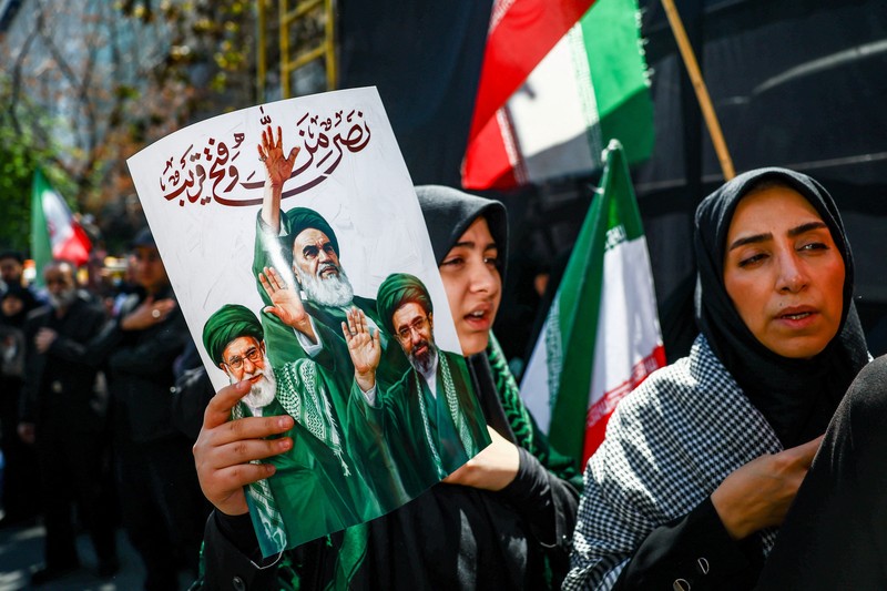 Rakyat Iran menghadiri upacara peringatan 40 hari sejak mendiang Pemimpin Tertinggi Iran, Ayatollah Ali Khamenei, tewas dalam serangan Israel dan AS, di Teheran, Iran, Kamis (9/4/20926). (Majid Asgaripour/WANA via REUTERS)