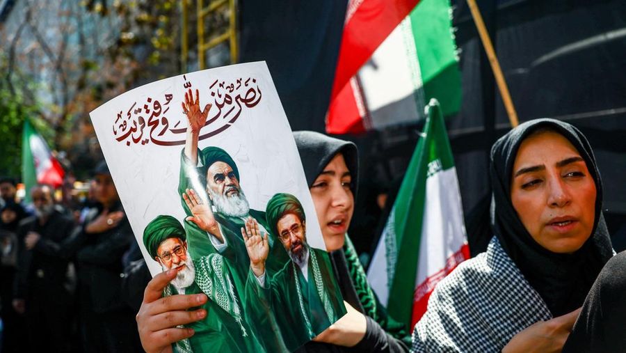 Rakyat Iran menghadiri upacara peringatan 40 hari sejak mendiang Pemimpin Tertinggi Iran, Ayatollah Ali Khamenei, tewas dalam serangan Israel dan AS, di Teheran, Iran, Kamis (9/4/20926). (Majid Asgaripour/WANA via REUTERS)