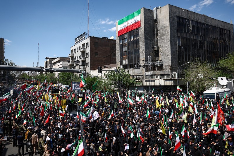 Rakyat Iran menghadiri upacara peringatan 40 hari sejak mendiang Pemimpin Tertinggi Iran, Ayatollah Ali Khamenei, tewas dalam serangan Israel dan AS, di Teheran, Iran, Kamis (9/4/20926). (Majid Asgaripour/WANA via REUTERS)
