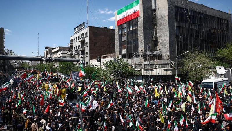 Rakyat Iran menghadiri upacara peringatan 40 hari sejak mendiang Pemimpin Tertinggi Iran, Ayatollah Ali Khamenei, tewas dalam serangan Israel dan AS, di Teheran, Iran, Kamis (9/4/20926). (Majid Asgaripour/WANA via REUTERS)