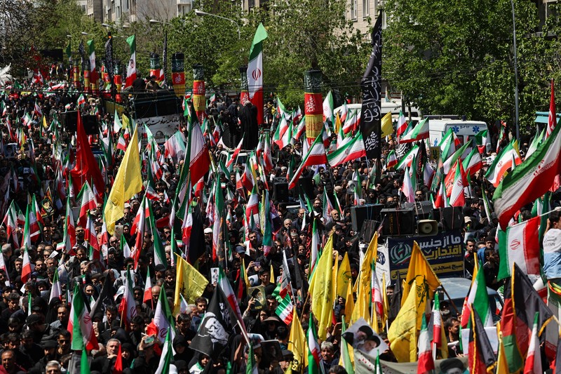 Rakyat Iran menghadiri upacara peringatan 40 hari sejak mendiang Pemimpin Tertinggi Iran, Ayatollah Ali Khamenei, tewas dalam serangan Israel dan AS, di Teheran, Iran, Kamis (9/4/20926). (Majid Asgaripour/WANA via REUTERS)