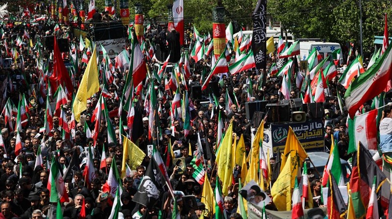 Rakyat Iran menghadiri upacara peringatan 40 hari sejak mendiang Pemimpin Tertinggi Iran, Ayatollah Ali Khamenei, tewas dalam serangan Israel dan AS, di Teheran, Iran, Kamis (9/4/20926). (Majid Asgaripour/WANA via REUTERS)
