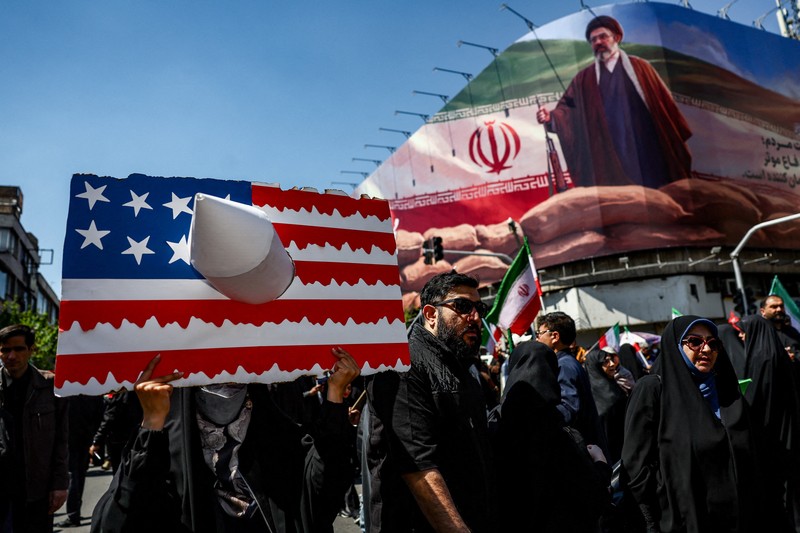 Rakyat Iran menghadiri upacara peringatan 40 hari sejak mendiang Pemimpin Tertinggi Iran, Ayatollah Ali Khamenei, tewas dalam serangan Israel dan AS, di Teheran, Iran, Kamis (9/4/20926). (Majid Asgaripour/WANA via REUTERS)
