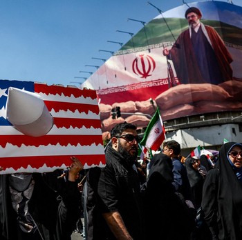 Lautan Manusia! Ribuan Warga Iran Berkumpul Kenang 40 Hari Khamenei