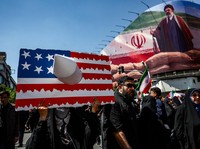 Lautan Manusia! Ribuan Warga Iran Berkumpul Kenang 40 Hari Khamenei