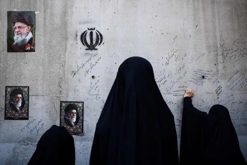 Rakyat Iran menghadiri upacara peringatan 40 hari sejak mendiang Pemimpin Tertinggi Iran, Ayatollah Ali Khamenei, tewas dalam serangan Israel dan AS, di Teheran, Iran, Kamis (9/4/20926). (Majid Asgaripour/WANA via REUTERS)