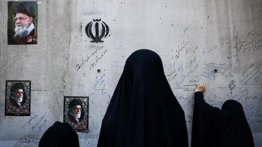 Rakyat Iran menghadiri upacara peringatan 40 hari sejak mendiang Pemimpin Tertinggi Iran, Ayatollah Ali Khamenei, tewas dalam serangan Israel dan AS, di Teheran, Iran, Kamis (9/4/20926). (Majid Asgaripour/WANA via REUTERS)