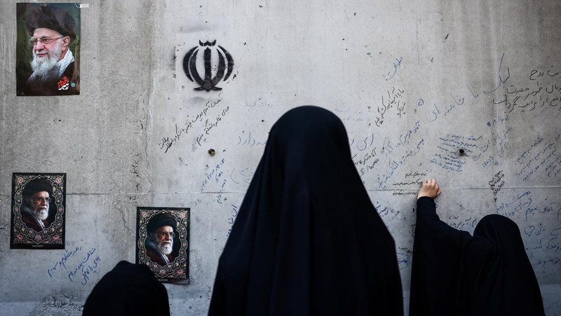 Rakyat Iran menghadiri upacara peringatan 40 hari sejak mendiang Pemimpin Tertinggi Iran, Ayatollah Ali Khamenei, tewas dalam serangan Israel dan AS, di Teheran, Iran, Kamis (9/4/20926). (Majid Asgaripour/WANA via REUTERS)