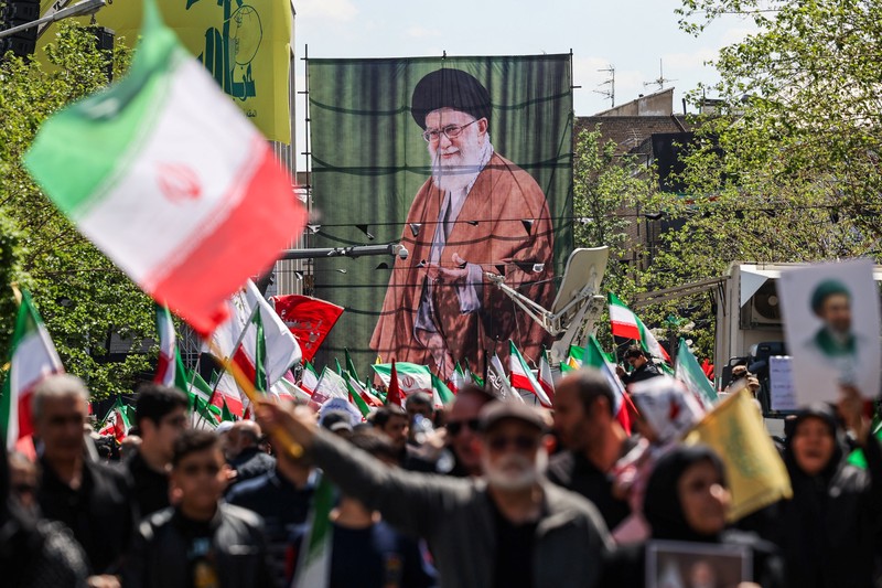 Rakyat Iran menghadiri upacara peringatan 40 hari sejak mendiang Pemimpin Tertinggi Iran, Ayatollah Ali Khamenei, tewas dalam serangan Israel dan AS, di Teheran, Iran, Kamis (9/4/20926). (Majid Asgaripour/WANA via REUTERS)