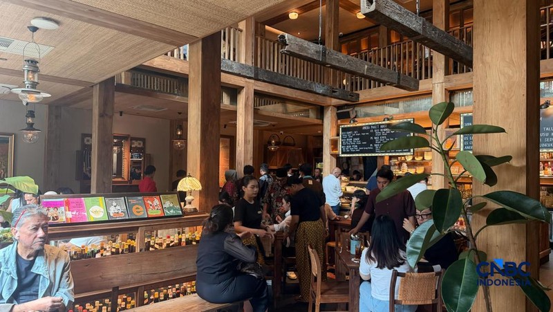 Rumah Makan Salira, mengusung konsep ala warteg dengan harga dan nuansa premium.