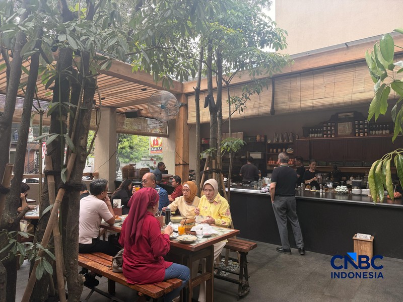 Rumah Makan Salira, mengusung konsep ala warteg dengan harga dan nuansa premium.