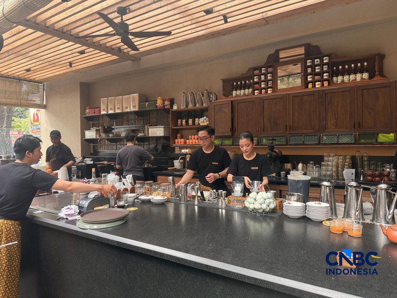 Rumah Makan Salira, mengusung konsep ala warteg dengan harga dan nuansa premium.