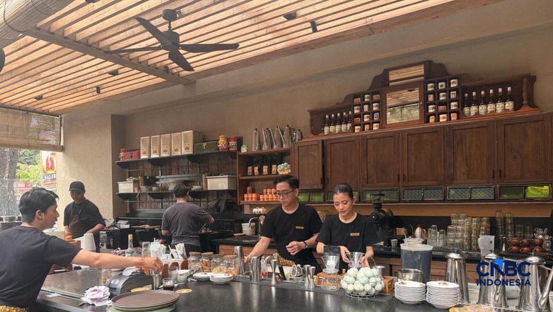 Rumah Makan Salira, mengusung konsep ala warteg dengan harga dan nuansa premium.