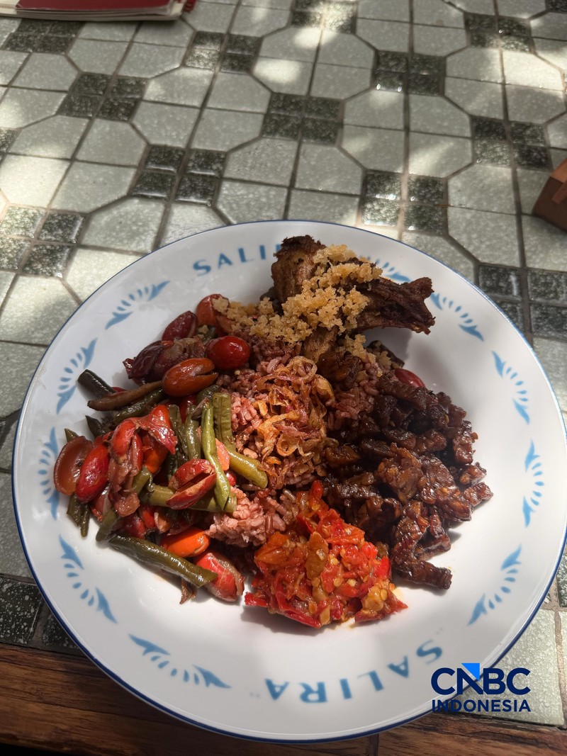 Rumah Makan Salira, mengusung konsep ala warteg dengan harga dan nuansa premium.