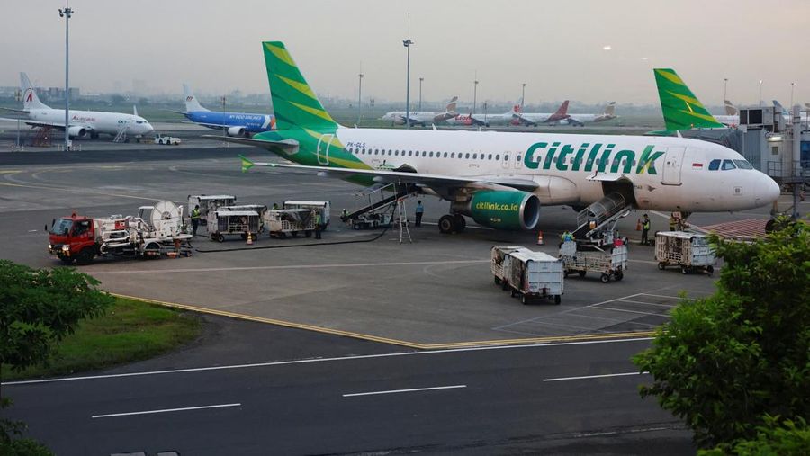 Sebuah pesawat Airbus milik Citilink sedang mengisi bahan bakar di Bandara Internasional Soekarno-Hatta menyusul persetujuan pemerintah atas biaya tambahan bahan bakar jet, di tengah konflik AS-Israel dengan Iran, di Tangerang, pinggiran Jakarta, Ind