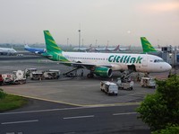 Sebuah pesawat Airbus milik Citilink sedang mengisi bahan bakar di Bandara Internasional Soekarno-Hatta menyusul persetujuan pemerintah atas biaya tambahan bahan bakar jet, di tengah konflik AS-Israel dengan Iran, di Tangerang, pinggiran Jakarta, Ind