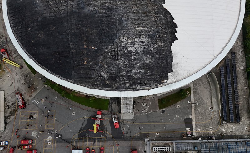 Sebuah tayangan drone menunjukkan kerusakan Velodrome setelah kebakaran di taman Olimpiade, yang digunakan untuk Olimpiade Rio 2016 di Rio de Janeiro, Brasil, 8 April 2026. (REUTERS/Pilar Olivares)