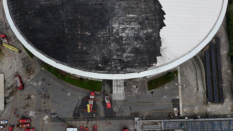Sebuah tayangan drone menunjukkan kerusakan Velodrome setelah kebakaran di taman Olimpiade, yang digunakan untuk Olimpiade Rio 2016 di Rio de Janeiro, Brasil, 8 April 2026. (REUTERS/Pilar Olivares)