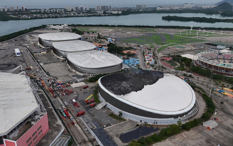 Sebuah tayangan drone menunjukkan kerusakan Velodrome setelah kebakaran di taman Olimpiade, yang digunakan untuk Olimpiade Rio 2016 di Rio de Janeiro, Brasil, 8 April 2026. (REUTERS/Pilar Olivares)