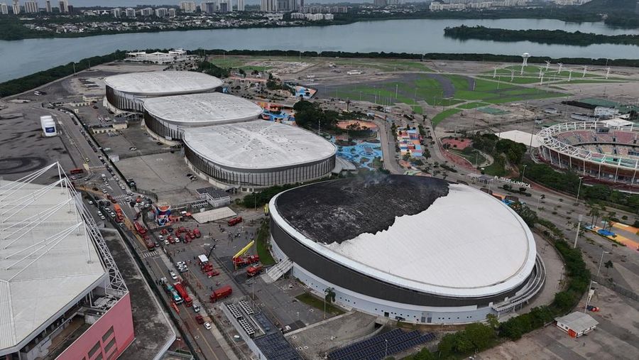 Sebuah tayangan drone menunjukkan kerusakan Velodrome setelah kebakaran di taman Olimpiade, yang digunakan untuk Olimpiade Rio 2016 di Rio de Janeiro, Brasil, 8 April 2026. (REUTERS/Pilar Olivares)