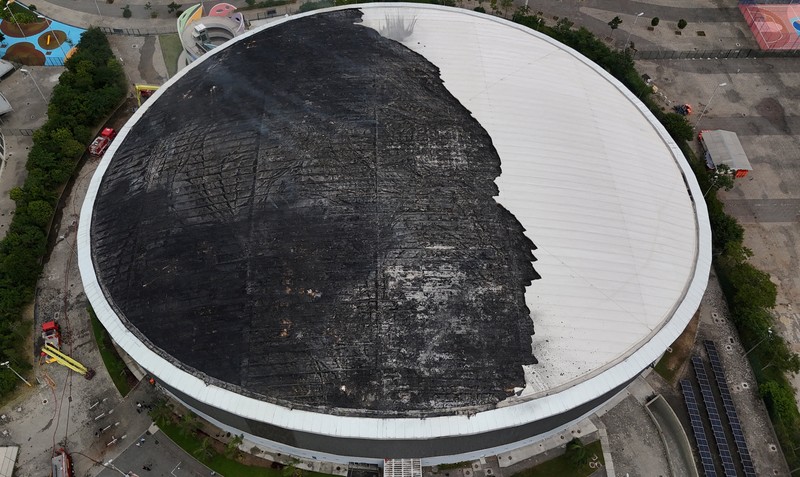 Sebuah tayangan drone menunjukkan kerusakan Velodrome setelah kebakaran di taman Olimpiade, yang digunakan untuk Olimpiade Rio 2016 di Rio de Janeiro, Brasil, 8 April 2026. (REUTERS/Pilar Olivares)