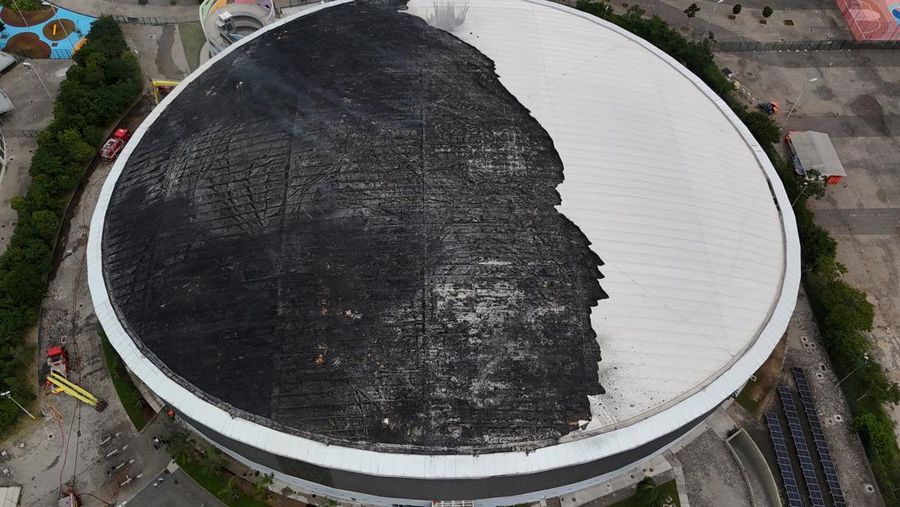 Sebuah tayangan drone menunjukkan kerusakan Velodrome setelah kebakaran di taman Olimpiade, yang digunakan untuk Olimpiade Rio 2016 di Rio de Janeiro, Brasil, 8 April 2026. (REUTERS/Pilar Olivares)
