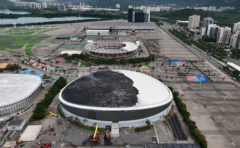 Sebuah tayangan drone menunjukkan kerusakan Velodrome setelah kebakaran di taman Olimpiade, yang digunakan untuk Olimpiade Rio 2016 di Rio de Janeiro, Brasil, 8 April 2026. (REUTERS/Pilar Olivares)
