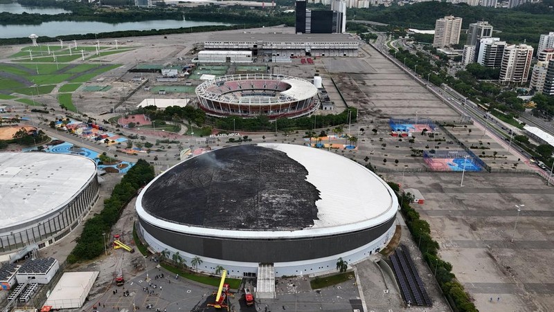 Sebuah tayangan drone menunjukkan kerusakan Velodrome setelah kebakaran di taman Olimpiade, yang digunakan untuk Olimpiade Rio 2016 di Rio de Janeiro, Brasil, 8 April 2026. (REUTERS/Pilar Olivares)