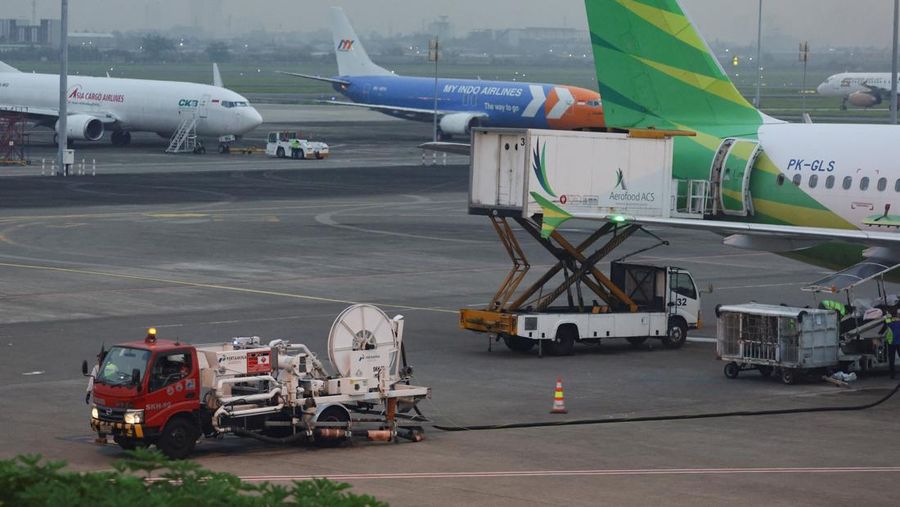 Sebuah truk mengisi bahan bakar pesawat Airbus Citilink di Bandara Internasional Soekarno-Hatta setelah pemerintah menyetujui biaya tambahan bahan bakar jet, di tengah konflik AS-Israel dengan Iran, di Tangerang, pinggiran Jakarta, Indonesia, 6 April 2026. (REUTERS/Ajeng Dinar Ulfiana)