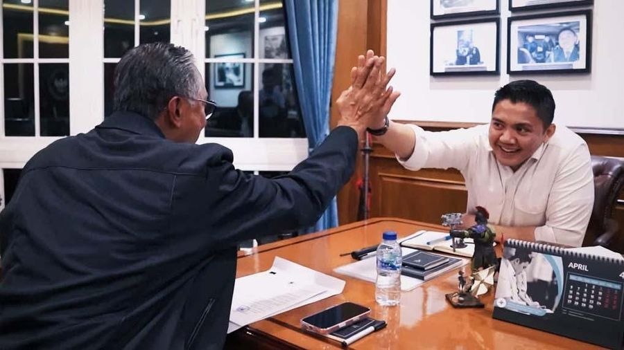 Sekretaris Kabinet Teddy Indra Wijaya menerima Menteri Pekerjaan Umum Dody Hanggodo di Kantor Sekretariat Kabinet, Jakarta, Kamis, (9/4/2026). (Instagram/sekretariat.kabinet)