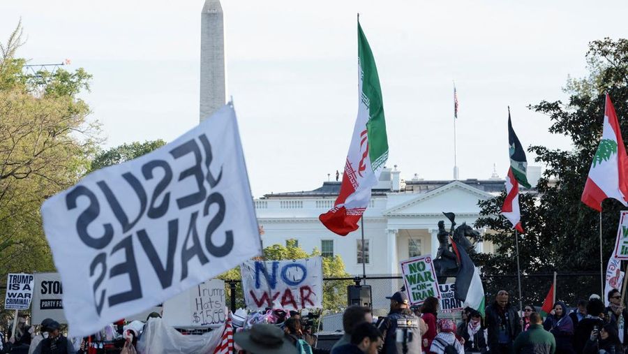 Seorang demonstran membawa potret mendiang Pemimpin Tertinggi Iran Ayatollah Ali Khamenei selama protes menentang aksi militer di Iran dekat Gedung Putih di Washington, D.C., AS, 8 April 2026. (REUTERS/Evelyn Hockstein)