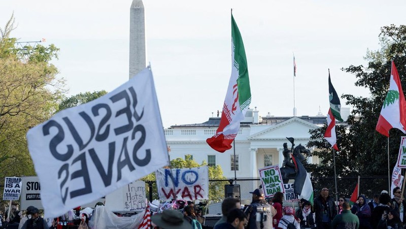 Seorang demonstran membawa potret mendiang Pemimpin Tertinggi Iran Ayatollah Ali Khamenei selama protes menentang aksi militer di Iran dekat Gedung Putih di Washington, D.C., AS, 8 April 2026. (REUTERS/Evelyn Hockstein)