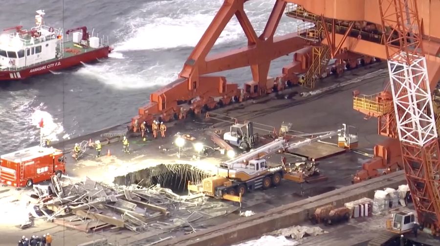 Tiga orang mengalami luka kritis dan satu orang masih hilang setelah perancah runtuh di lokasi konstruksi pabrik baja JFE Steel di Kota Kawasaki, Jepang timur,  pada Selasa (7/4/2026). (Tangkapan Layar Video Reuters/NIPPON TV / JAPAN)